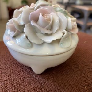 Ceramic trinket box